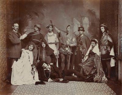 द कास्ट ऑफ हैमलेट, विंटर गार्डन, चेल्टनम, 1895 द्वारा अंग्रेजी फोटोग्राफर