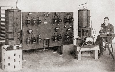ग्रेट ब्रिटेन में संचालित पहला प्रसारण ट्रांसमीटर, 1919 और 1920 में मार्कोनी वर्क्स, चेम्सफोर्ड में स्थापित किया गया, द स्टोरी ऑफ़ ट्वेंटी फाइव इयर्स से, 1935 में प्रकाशित हुआ। द्वारा अंग्रेजी फोटोग्राफर