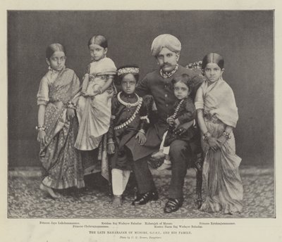 मैसूर के दिवंगत महाराज जीसीएसआई और उनका परिवार द्वारा अंग्रेजी फोटोग्राफर