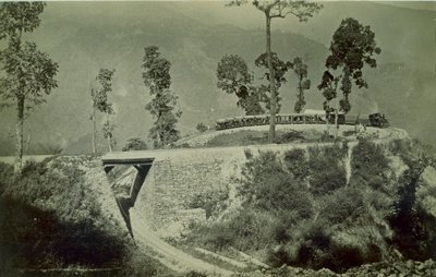 दार्जिलिंग हिमालयन रेलवे, 1880 के दशक में तिंधरिया में एगोनी प्वाइंट पर पाश द्वारा अंग्रेजी फोटोग्राफर