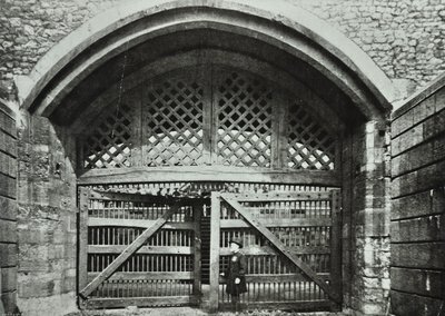 टॉवर ऑफ लंदन, टॉवर हिल: ट्रैवर्स गेट, 1890 द्वारा अंग्रेजी फोटोग्राफर