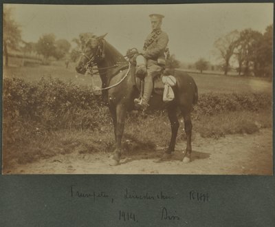 डाइस, 1914 में एक प्रशिक्षण शिविर में लीसेस्टरशायर रॉयल हॉर्स आर्टिलरी के ट्रम्पेटर द्वारा अंग्रेजी फोटोग्राफर