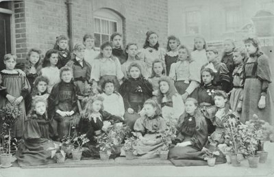 लड़कियों का अज्ञात वर्ग, 1896 द्वारा अंग्रेजी फोटोग्राफर