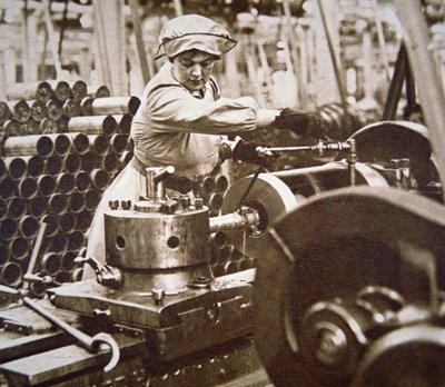 WWI के दौरान ब्रिटेन में एक युद्ध सामग्री कारखाने में महिला कार्यकर्ता (b/w photo) द्वारा अंग्रेजी फोटोग्राफर