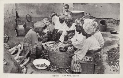 कोला नट्स छीलती महिलाएं, नाइजीरिया (b/w photo) द्वारा अंग्रेजी फोटोग्राफर