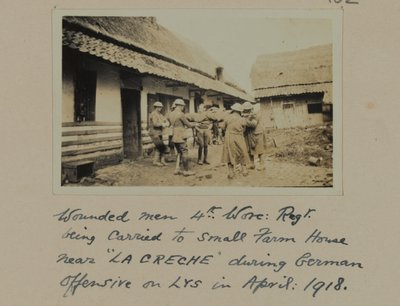 घायल आदमी, 4 वां, वोरक: रिगट। अप्रैल 1918 को LYS पर जर्मन आक्रामक के दौरान "LA CRECHE" के पास छोटे फार्म हाउस में ले जाया जा रहा था द्वारा अंग्रेजी फोटोग्राफर
