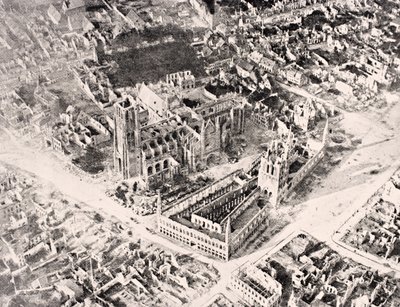 1915 में लंदन में प्रकाशित &39;द वॉर इलस्ट्रेटेड एल्बम डे-डीलक्स&39; से Ypres की पहली और दूसरी लड़ाई के बाद Ypres का हवाई दृश्य। द्वारा अंग्रेजी स्कूल