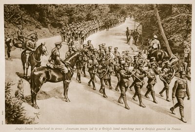 हथियारों में एंग्लो सेक्सन भाईचारा: 1914-1919 में फ्रांस में एक ब्रिटिश जनरल के सामने मार्च करते हुए एक ब्रिटिश बैंड के नेतृत्व में अमेरिकी सैनिक द्वारा अंग्रेजी स्कूल