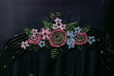 एक महिला की पोशाक से बीडिंग विवरण, c.1925-27 (बीडिंग के साथ कृत्रिम रेशम) (235211 का विवरण) द्वारा अंग्रेजी स्कूल