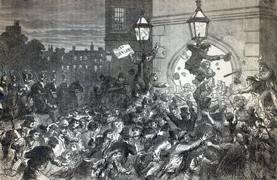 1815 में हाउस ऑफ कॉमन्स के प्रवेश द्वार पर ब्रेड दंगा द्वारा अंग्रेजी स्कूल
