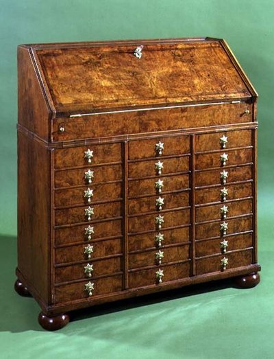 कई छोटे दराजों और पैरों के साथ ब्यूरो, c.1710 (अखरोट) द्वारा अंग्रेजी स्कूल