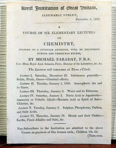 माइकल फैराडे (1778-1829) 3 दिसंबर 1827 को रसायन विज्ञान पर छह प्राथमिक व्याख्यान के लिए क्रिसमस हैंडबिल द्वारा अंग्रेजी स्कूल