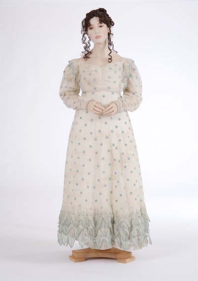 दिन की पोशाक, c.1815 (नीली ऊन के साथ कशीदाकारी वाली कपास मलमल) द्वारा अंग्रेजी स्कूल
