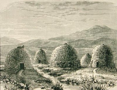 रिलिजियस ट्रैक्ट सोसाइटी द्वारा प्रकाशित 'स्कॉटिश पिक्चर्स' से सी.1880 में उइग में हट्स द्वारा अंग्रेजी स्कूल