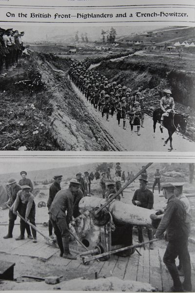 ब्रिटिश फ्रंट पर - हाइलैंडर्स एंड ए ट्रेंच हॉवित्जर, 1914-18 द्वारा अंग्रेजी स्कूल