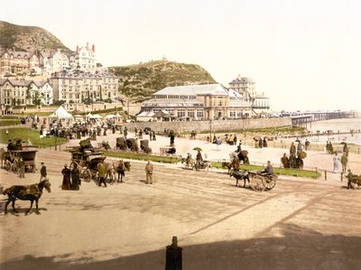 समुद्र तट पर, Llandudno (हाथ से रंगीन फोटो) द्वारा अंग्रेजी स्कूल