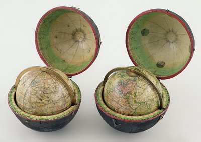पॉकेट ग्लोब की जोड़ी, न्यूटन एंड सोन द्वारा बनाया गया, c.1830 (कार्टन पियर, ब्रास, पेपर और नकली काले चमड़े) द्वारा English School