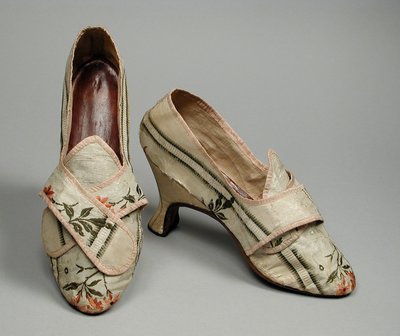 महिलाओं के जूतों की जोड़ी, c.1780 (ब्रोकेड रेशम तफ़ता, चमड़ा, लिनन) द्वारा अंग्रेजी स्कूल