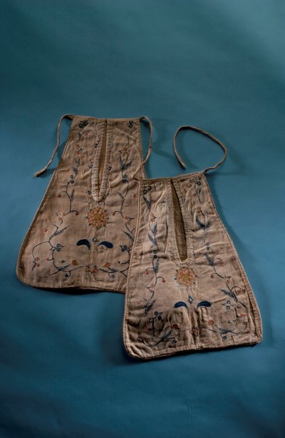 संलग्न जेब की जोड़ी, c.1750 (कपास और रेशम) द्वारा अंग्रेजी स्कूल