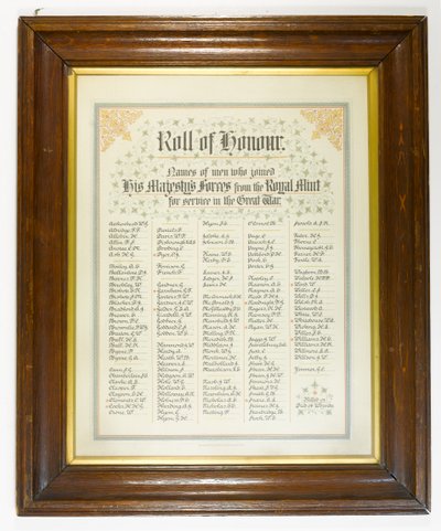 प्रथम विश्व युद्ध के दौरान सेना में शामिल हुए रॉयल मिंट के लोग, रोल ऑफ ऑनर, c.1918 (लकड़ी के फ्रेम में कागज पर कलम और स्याही) द्वारा अंग्रेजी स्कूल