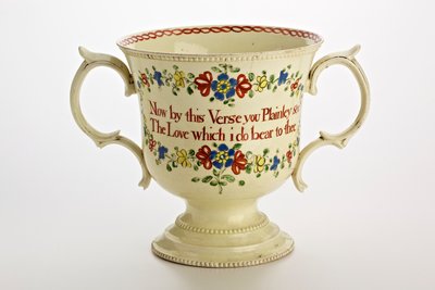 स्टैफ़र्डशायर लविंग कप, 1774 (क्रीमवेयर) द्वारा अंग्रेजी स्कूल
