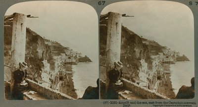 Amalfi के तट और एक परिवर्तित कॉन्वेंट से सलार्नो की खाड़ी, एक त्रिविम दृश्य (सीपिया फोटो) द्वारा अंग्रेजी स्कूल