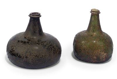 दो हरे "प्याज" शराब की बोतलें, c.1700 द्वारा अंग्रेजी स्कूल