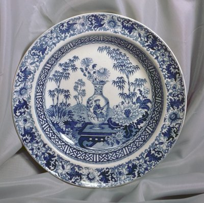 वेजवुड ब्लू प्रिंटेड प्लेट, चीनी फूलदान पैटर्न, c.1810 (सिरेमिक) द्वारा अंग्रेजी स्कूल
