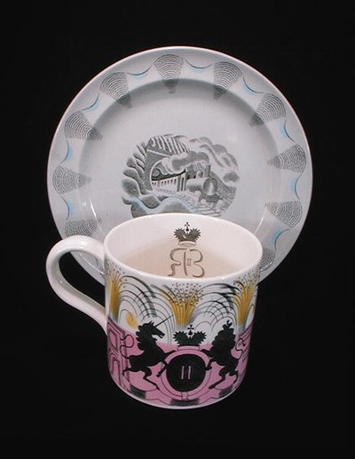 कोरोनेशन मग और 'ट्रैवल' प्लेट, वेजवुड द्वारा एरिक Ravilious