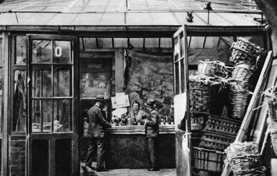 सेंट्रल मार्केट क्वार्टर, पेरिस, 1931 में एक बार। द्वारा अर्नेस्ट फ्लेमरियन