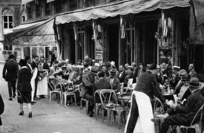 एक प्रसिद्ध पेरिसियन फुटपाथ कैफे, 1931 के लोग द्वारा अर्नेस्ट फ्लेमरियन