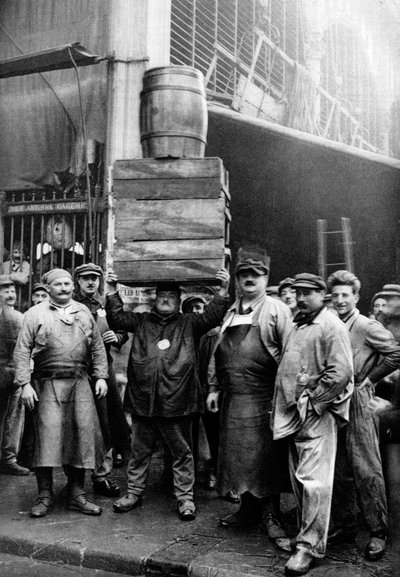 सेंट्रल मार्केट, पेरिस, 1931 में पोर्टर्स। द्वारा अर्नेस्ट फ्लेमरियन