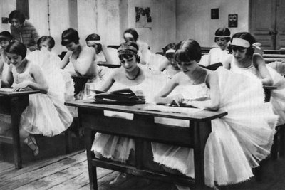ओपेरा, पेरिस, 1931 में स्कूल ऑफ यंग डांसिंग गर्ल्स। द्वारा अर्नेस्ट फ्लेमरियन