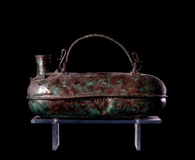 Etruscan सभ्यता: Vulci में कांस्य चार की कब्र से कांस्य आस्कोस, 680-670 ईसा पूर्व द्वारा इट्रस्केन