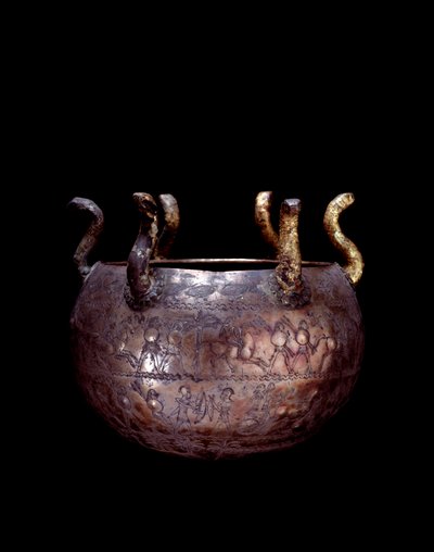 Etruscan सभ्यता: प्रिंसेरे कब्र से सांपों के साथ छोटे चांदी के फूलदान को बर्नार्डिनी एक प्रीनस्टे कहा जाता है द्वारा इट्रस्केन