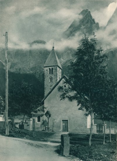 चैपल और पाला समूह, सैन मार्टिनो डी कास्त्रोज़ा, डोलोमाइट्स, इटली, 1927 द्वारा यूजेन पोपेल