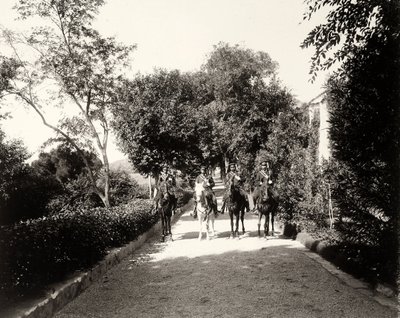 फार्म लो Zucco, सिसिली में घोड़े पर वर्दीधारी पुरुषों का एक समूह, c.1900 द्वारा यूजेनियो इंटरग्लगेलीमी
