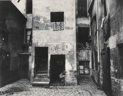 कोर्टयार्ड, 41 आरयू ब्रोका, पेरिस, 5 वां एरंडडिसेमेंट, 1912 (एल्बम सिल्वर प्रिंट) द्वारा यूजेन एटगेट
