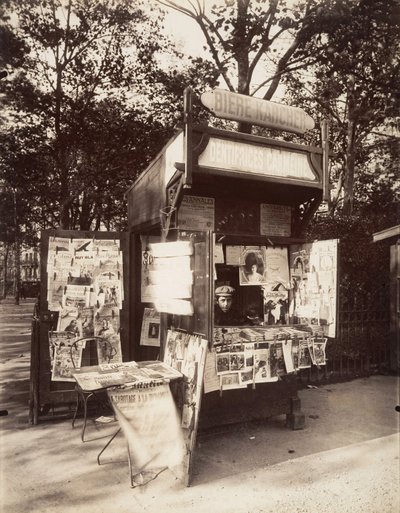 पेरिस में कियोस्क, c.1910 (सीपिया फोटो) द्वारा यूजेन एटगेट