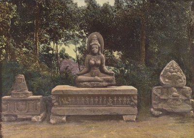 बस-राहतें और ला उमा कमी की मूर्तियों द्वारा यूरोपीय फोटोग्राफर