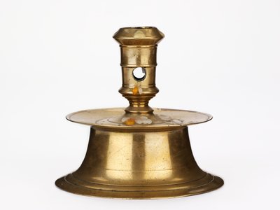 कैप्टन कैंडलस्टिक, c.1600 (पीतल) द्वारा European School