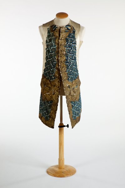 कमरकोट को सोने की धातु के धागे, नीले रंग के चनेली और सेक्विन से सजाया गया, c.1750-70 (रेशम) द्वारा यूरोपीय स्कूल