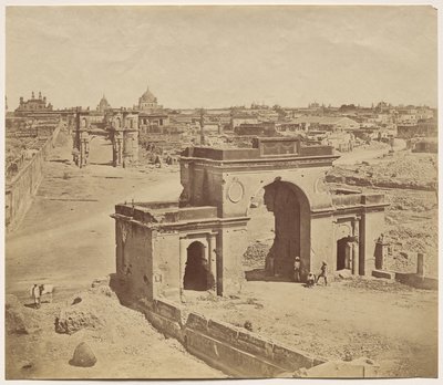 बेली गार्ड गेट, अंदर से लिया गया, जिसमें घंटाघर दिख रहा है द्वारा फेलिस ए बीटो