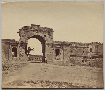 रेजीडेंसी में प्रवेश करने वाला प्रवेशद्वार, कैप्टन ऐटकेन, 13वीं बंगाल नेटिव इन्फैंट्री द्वारा संचालित, जिसे आम तौर पर बेली गार्ड गेट कहा जाता है द्वारा फेलिस ए बीटो