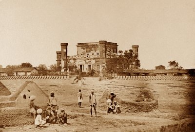किले को दिखाते हुए मेस हाउस द्वारा फेलिस बीटो