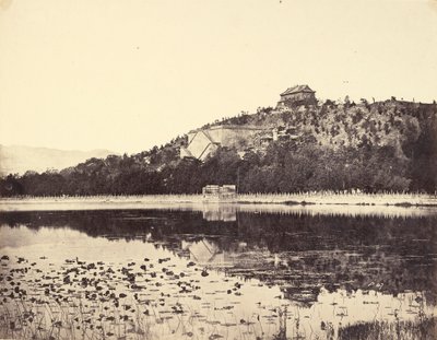 इम्पीरियल समर पैलेस का दृश्य, युएन-मिंग-यूएन, जलने के बाद, लेक से लिया गया, पेकिंग, 18 अक्टूबर, 1860 द्वारा फेलिस बीटो
