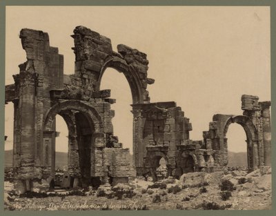 द ग्रेट कोलोनेड में प्रवेश, पलमायरा, c.1875 (एल्ब्यूमेन प्रिंट) द्वारा फेलिक्स बोनफिल्स