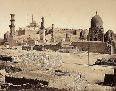 काहिरा, मिस्र में कई प्राचीन स्मारकों और खोजों के साथ गढ़ का दृश्य द्वारा फेलिक्स बोनफिल्स