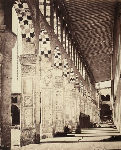 दमिश्क, सीरिया में ओमय्यादे महान मस्जिद में उपनिवेश का दृश्य। मूल रूप से अरामियों के लिए एक मंदिर, फिर एक ईसाई बेसिलिका, यह अंततः एक मस्जिद बन गया, जिसने ईसाइयों को धार्मिक आर के लिए संरचना के एक पंख का उपयोग जारी रखने की अनुमति दी। द्वारा फेलिक्स बोनफिल्स