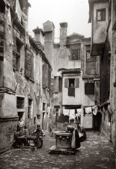 वेनिस में इमारतों से घिरा एक आंगन, c.1880 द्वारा फर्डिनेंडो ओगनिया